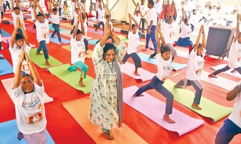 புதுச்சேரியில் மாணவ-மாணவிகளுடன் கவர்னர் தமிழிசை யோகா செய்த காட்சி.
