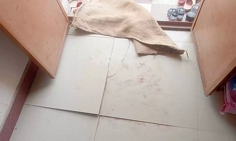 உடைந்து காணப்படும் டைல்ஸ் கற்கள்.