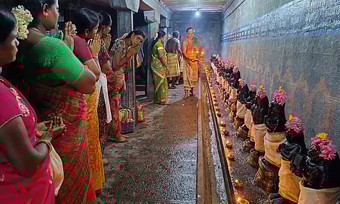 திருவதிகை வீரட்டானேஸ்வரர் கோவிலில் அறுபத்தி மூவர் வழிபாடு நடைபெற்ற காட்சி.