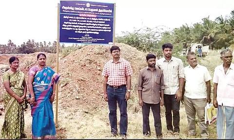 சிந்திலுப்பு வெங்கடேச பெருமாள் கோவிலுக்கு சொந்தமான நிலங்கள் மீட்கப்பட்டு அறிவிப்பு பலகை வைக்கப்பட்டுள்ளதை படத்தில் காணலாம்.