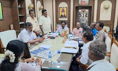 &nbsp;அதிகாரிகளுடன் அமைச்சர் தேனீ.ஜெயக்குமார் ஆலோசனை நடத்திய காட்சி.