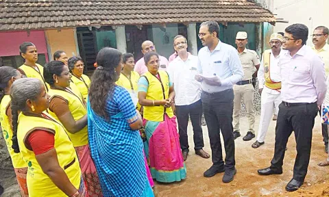 அச்சுந்தன்வயலில் அங்கன்வாடி மைய கட்டிட பணிகளை கணிப்பாய்வு அலுவலர் நந்தகுமார் ஆய்வு செய்தார். அருகில் கலெக்டர் விஷ்ணு சந்திரன் உள்ளார்.