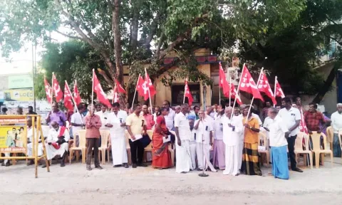 சங்கரன்கோவிலில் விசைத்தறி தொழிலாளர்கள் கூலி உயர்வு கேட்டு ஆர்ப்பாட்டம்