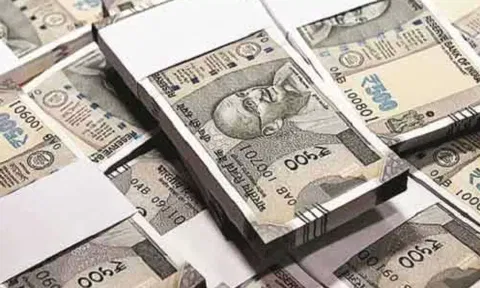 மாதம் ரூ.40 ஆயிரம் சம்பளம் வாங்கும் ஆர்.டி.ஓ. அலுவலக உதவியாளர் வீட்டில் ரூ.9 கோடி தங்கம், பணம் பறிமுதல்