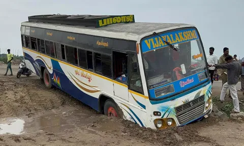 பள்ளத்தில் இறங்கிய தனியார் பஸ்சை படத்தில் காணலாம்.