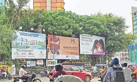 சாலையோரத்தில் பொதுமக்களை பயமுறுத்தும் விளம்பர பலகைகள்- ஆபத்துகள் ஏற்படும் முன் அகற்றப்படுமா?