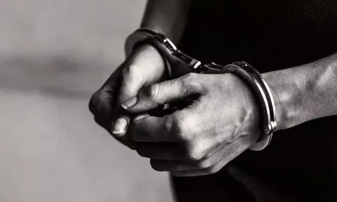 வாலிபரை வீச்சரிவாளால் வெட்டிய நண்பர் கைது