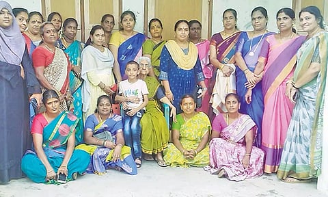 முன்னாள் மாணவிகள் சந்திப்பு நிகழ்ச்சியில் அனைவரும் குழுப்படம் எடுத்து கொண்டனர்.