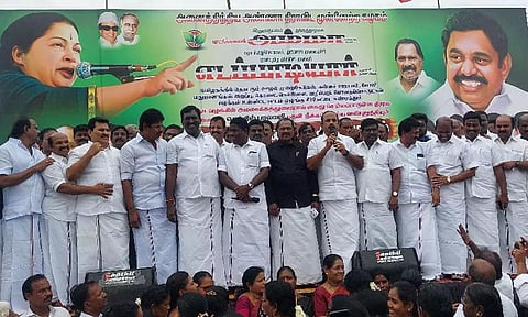 திருவள்ளூர் அரசு மருத்துவக் கல்லூரி அருகே அ.தி.மு.க. ஆர்ப்பாட்டம்