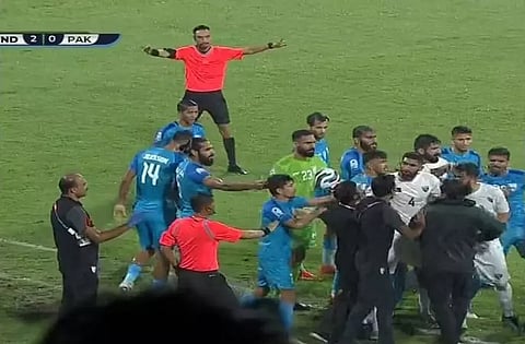 கால்பந்து போட்டியின் இடையே சண்டை: ஆடுகளத்தில் முட்டிக்கொண்ட இந்திய- பாகிஸ்தான் வீரர்கள்