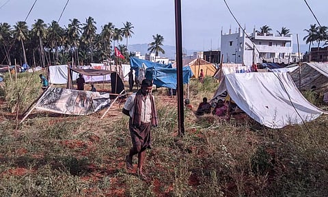சின்னமனூர் அருகே அரசு புறம்போக்கு நிலத்தில் டெண்ட் அமைத்து குடியேறிய மக்கள்.