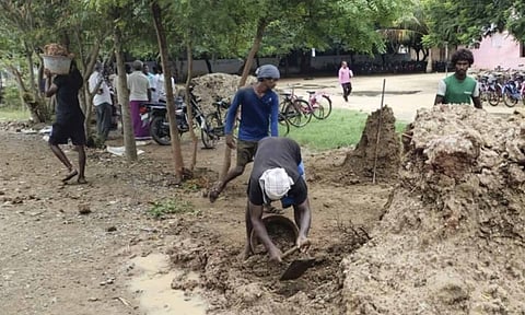 ஆரணி பெண்கள் மேல்நிலைப்பள்ளி வளாகத்தில் மழை நீர் தேங்குவதை தடுக்கும் வகையில் மண்கொட்டும் பணி.