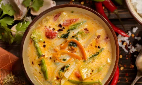 சூடான சாதத்துடன் சாப்பிட சூப்பரான தேங்காய் பால் குழம்பு