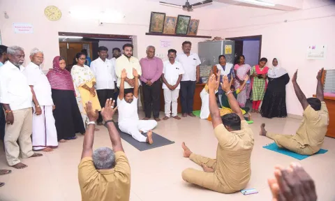 செஞ்சி பேரூராட்சி தலைவர் மொக்கியார் மஸ்தான் யோகா செய்த காட்சி.