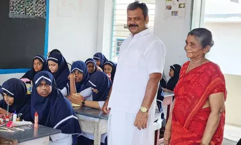பள்ளியின் தாளாளர் எம்.எம்.கே. முகைதீன் இப்ராஹிம், முதல்வர் மேபல் ஜஸ்டஸ் ஆகியோர் கலை படைப்புகளை பார்வையிட்டனர்.