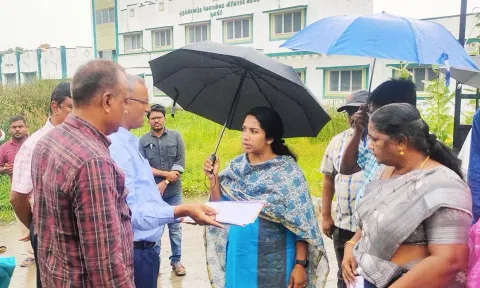 &nbsp;சூளகிரியில்  உள்ள வேளாண்மை துறை அலுவலகத்தை  கிருஷ்ணகிரி  மாவட்ட கலெக்டர் சரயு பார்வையிட்டு ஆய்வு செய்த காட்சி.