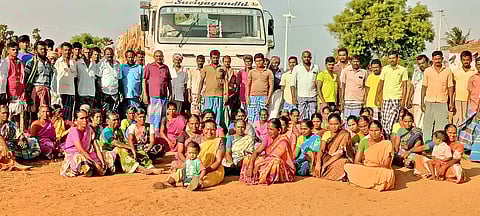 மறியலில் ஈடுபட்ட பொதுமக்களை படத்தில் காணலாம்.