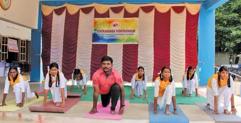 யோகாவில் கலந்து கொண்டவர்களை படத்தில் காணலாம்.