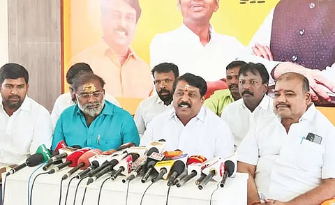 நயினார் நாகேந்திரன் எம்.எல்.ஏ. நிருபர்களுக்கு பேட்டி அளித்த போது எடுத்தபடம்.