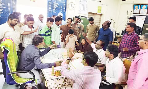 கொணவட்டம் அரசு பள்ளியில் தலைமையாசிரியர் பெற்றோர்கள் இடையே வாக்குவாதம் நடந்த காட்சி.