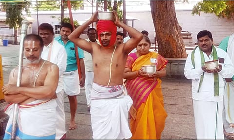 ஆழ்வார் திருமஞ்சனத்துக்காக அதிகாரிகள் புனிதநீரை ஊர்வலமாக கொண்டு வந்த காட்சி.