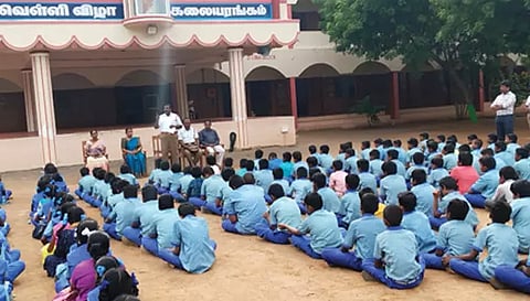 போக்குவரத்து போலீஸ் இன்ஸ்பெக்டர் ஜெய்சங்கரன் சாலை பாதுகாப்பு குறித்து பேசிய போது எடுத்த படம்.&nbsp;