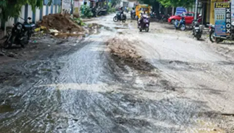 சேலம் டவுன் ரெயில் நிலைய சாலை மழையினால் சேறும் சகதியுமாக மாறியுள்ள காட்சி.