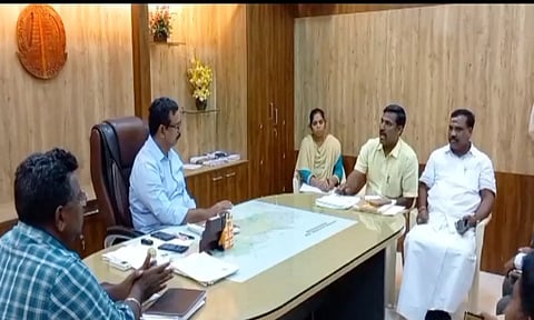 விருத்தாசலம் சப்-கலெக்டர் அலுவலகத்தில் த.வா.க நிர்வாகிகள், போலீசார் சார்பில் அமைதி பேச்சுவார்த்தை நடந்தது.