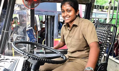 கோவை பெண் ஓட்டுநரை வேலையிலிருந்து நீக்கிய பேருந்து உரிமையாளர்