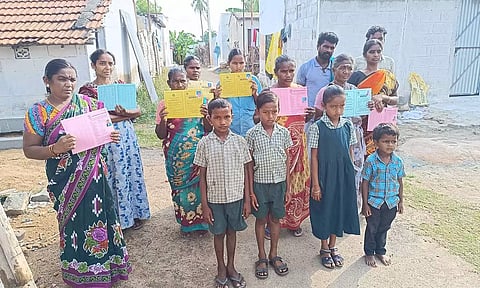 கடன் அட்டைகளுடன் பொதுமக்கள்.&nbsp;