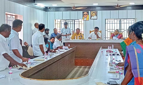 நகராட்சி தலைவர் வள்ளி முருகன் தலைமையில் கூட்டம் நடைபெற்றபோது எடுத்தபடம்.