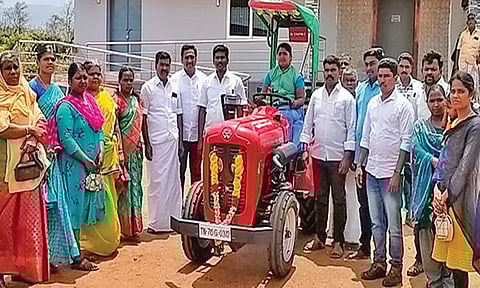 குத்துக்கல்வலசை ஊராட்சியில் துப்புரவு பணியாளர்களுக்கு டிராக்டர்- பேட்டரி வாகனங்கள்