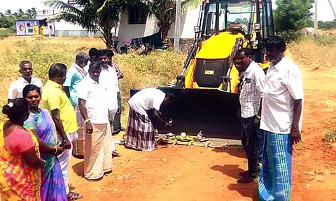 கருவந்தா ஊராட்சி தலைவர் தானியேல் தலைமையில் பூமி பூஜை நடைபெற்றபோது எடுத்த படம்.