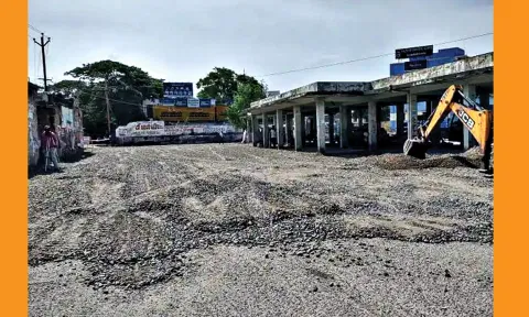 ராமநாதபுரம் பழைய பஸ் நிலையத்தை புதுப்பிக்கும் பணி நடைபெற்று வருகிறது.
