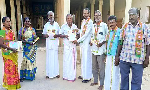 தென்திருப்பேரையில் மத்திய அரசின் 9 ஆண்டு சாதனை விளக்க துண்டு பிரசுரம் வினியோகம்