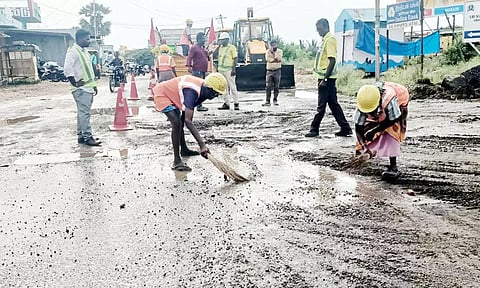 நல்லம்பள்ளி சாலையில் பள்ளங்கள்  சீரமைப்பு பணிகள் நடைபெற்ற காட்சி.
