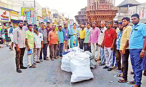 பறிமுதல் செய்யப்பட்ட பிளாஸ்டிக் பொருட்கள்.