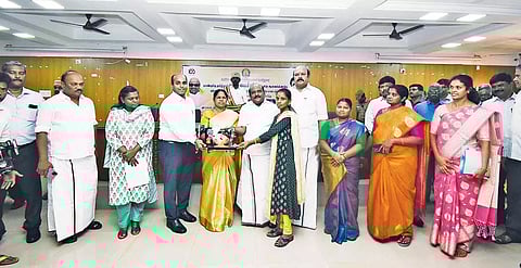 பயனாளிகளுக்கு நலத்திட்ட உதவிகளை அமைச்சர் கயல்விழி செல்வராஜ் வழங்கினார்.