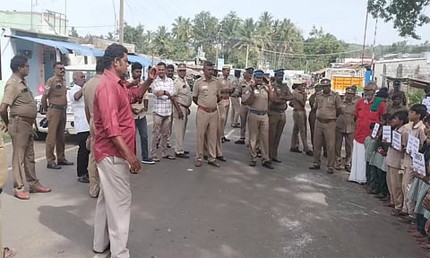 அந்தியூர் அருகே பர்கூர் பஸ் நிலையம் அருகில் உண்டு உறைவிட மேல்நிலைப்பள்ளி மாணவர்கள் மற்றும் பெற்றோர்கள் உண்ணாவிரதத்தை கைவிட்டு சிறிது நேரம் ஆர்ப்பாட்டத்தில் ஈடுபட்டனர். இதனால் அங்கு போலீஸ் குவிக்கப்பட்டு இருந்தது.