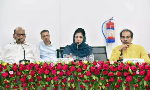 காந்தியின் இந்தியாவை கோட்சேவின் நாடாக மாற்ற முடியாது: பாட்னா கூட்டத்திற்கு பின் மெகபூபா பேச்சு