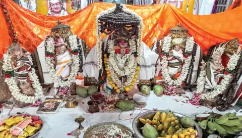மாணிக்கவாசக பெருமானுக்கு சிறப்பு அலங்காரம் செய்யப்பட்டுள்ளதை படத்தில் காணலாம்.