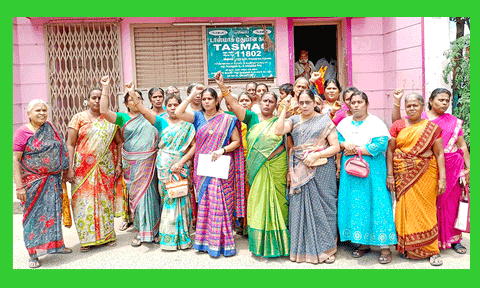 விருதுநகர் மாவட்டம் அருப்புக்கோட்டை பழைய பஸ் நிலையம் பகுதியில் உள்ள டாஸ்மாக் கடையை அகற்ற வலியுறுத்தி 50-க்கும் மேற்பட்ட பெண்கள் போராட்டம் நடத்தினர். செய்தி உள்ளே...