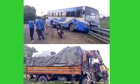தடுப்பில் அரசு பஸ் மோதி நிற்பதையும், சரக்கு லாரியின் முன்பகுதி சேதமடைந்துள்ளதையும் படத்தில் காணலாம்.