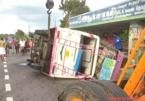 நடுரோட்டில் வேன் கவிழ்ந்து கிடப்பதை படத்தில் காணலாம்.&nbsp;