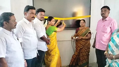 ஸ்மார்ட் கிளாஸ்  கணினி பலகையை மாவட்ட கவுன்சிலர் பிரியா குருராஜ் ரிப்பன் வெட்டி தொடங்கி வைத்த காட்சி.