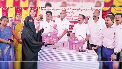 முகாமில் கர்ப்பிணி பெண்ணுக்கு ஊட்டச்சத்து பெட்டகத்தை மாவட்ட வருவாய் அதிகாரி மேனகா, மேயர் ராமச்சந்திரன், ராஜேந்திரன் எம்.எல்.ஏ. ஆகியோர் வழங்கினர். அருகில் துணை மேயர் சாரதா தேவி மற்றும் பலர் உள்ளனர்.&nbsp;