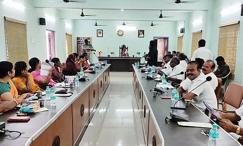 சீர்காழி நகராட்சி கூட்டம் நகர் மன்ற தலைவர் துர்காபரமேஸ்வரி தலைமையில் நடந்தது. 
