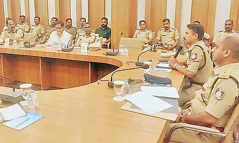 புதுவை-கடலூர் மாவட்ட போலீஸ் அதிகாரிகளின் ஆலோசனைக் கூட்டம் நடந்த போது எடுத்த படம்.