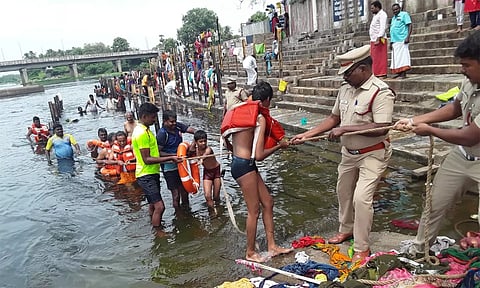 பவானி கூடுதுறை காவிரி ஆற்று படித்துறை பகுதியில் பவானி தீயணைப்பு துறையினர் ஒத்திகை பயிற்சியில் ஈடுபட்ட போது எடுத்த படம்.