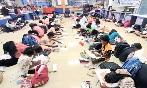 நெல்லை மாவட்ட அறிவியல் மையத்தில் குழந்தை தொழிலாளர்கள் ஒழிப்பு விழிப்புணர்வு ஓவிய போட்டியில் பங்கேற்ற பள்ளி மாணவ-மாணவிகள்.
